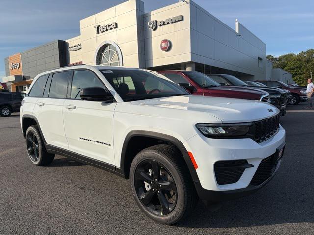 2025 Jeep Grand Cherokee Altitude's photo