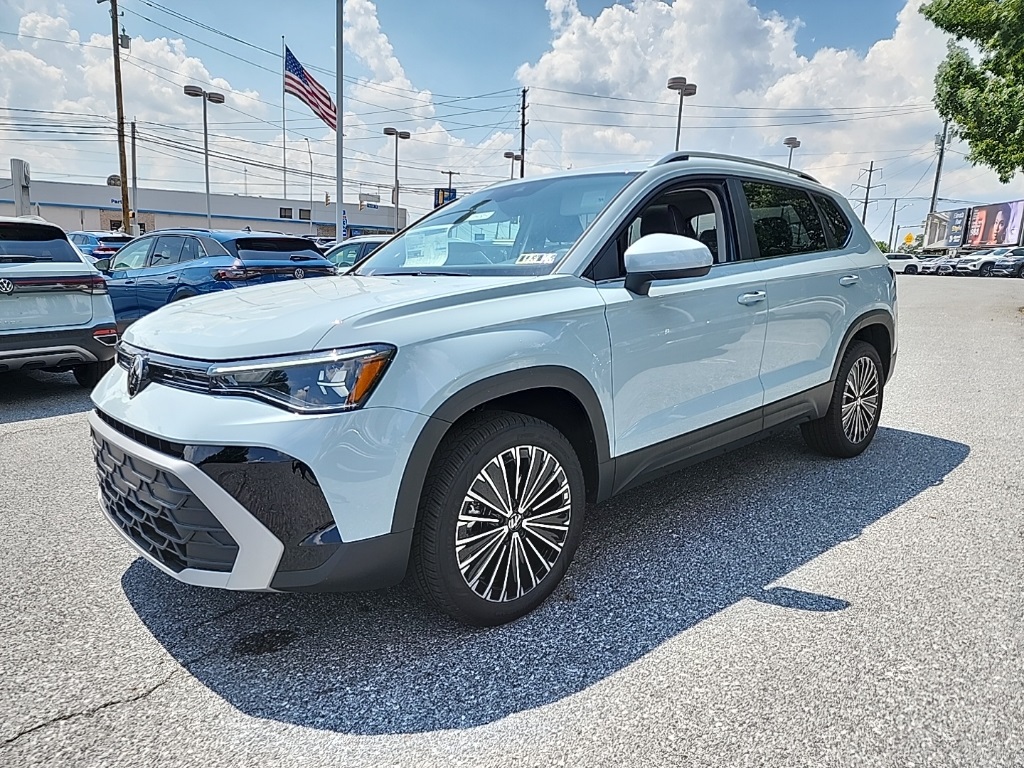 2025 Volkswagen Taos SE's photo