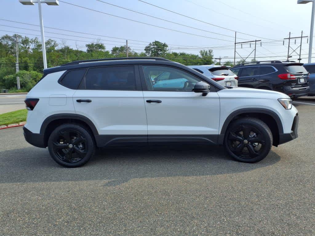 2025 Volkswagen Taos SE photo 4