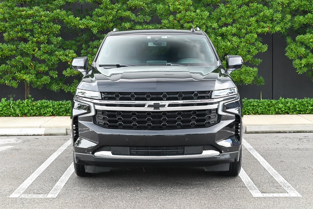 2022 Chevrolet Suburban LT photo 2