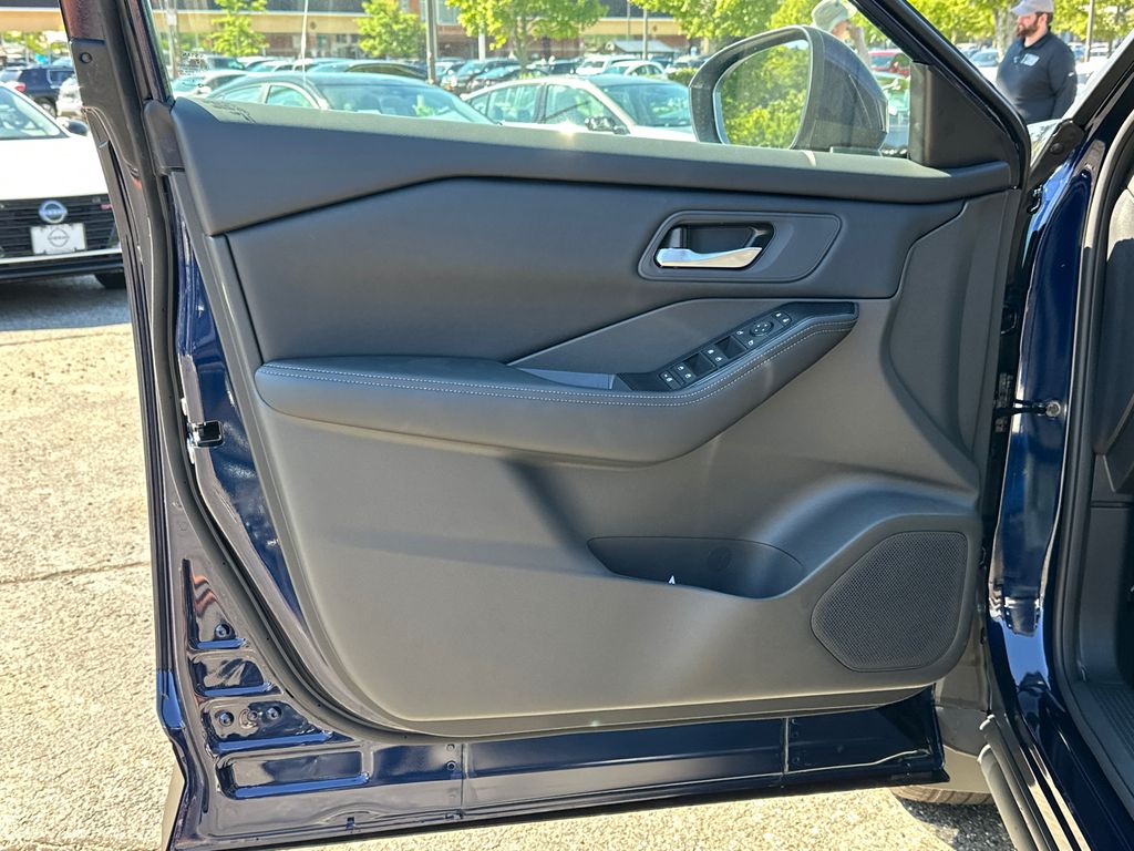 2026 Nissan Rogue SV photo 7