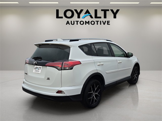 2017 Toyota RAV4 SE photo 4