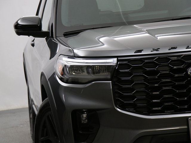 2025 Ford Explorer ST photo 2
