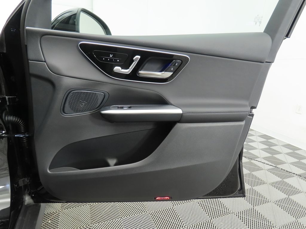 2025 Mercedes Benz GLC 300 photo 23