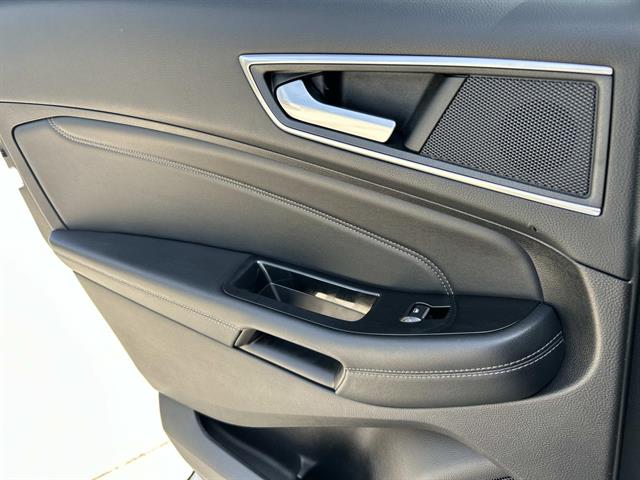 2017 Ford Edge Titanium photo 16