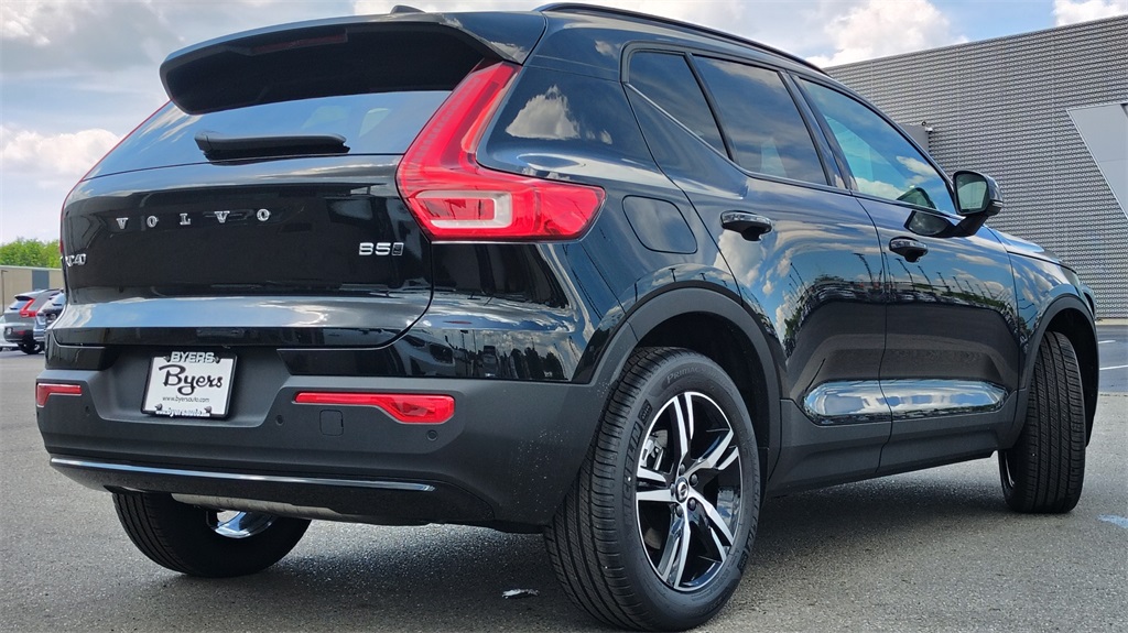 2026 Volvo XC40 Core photo 2