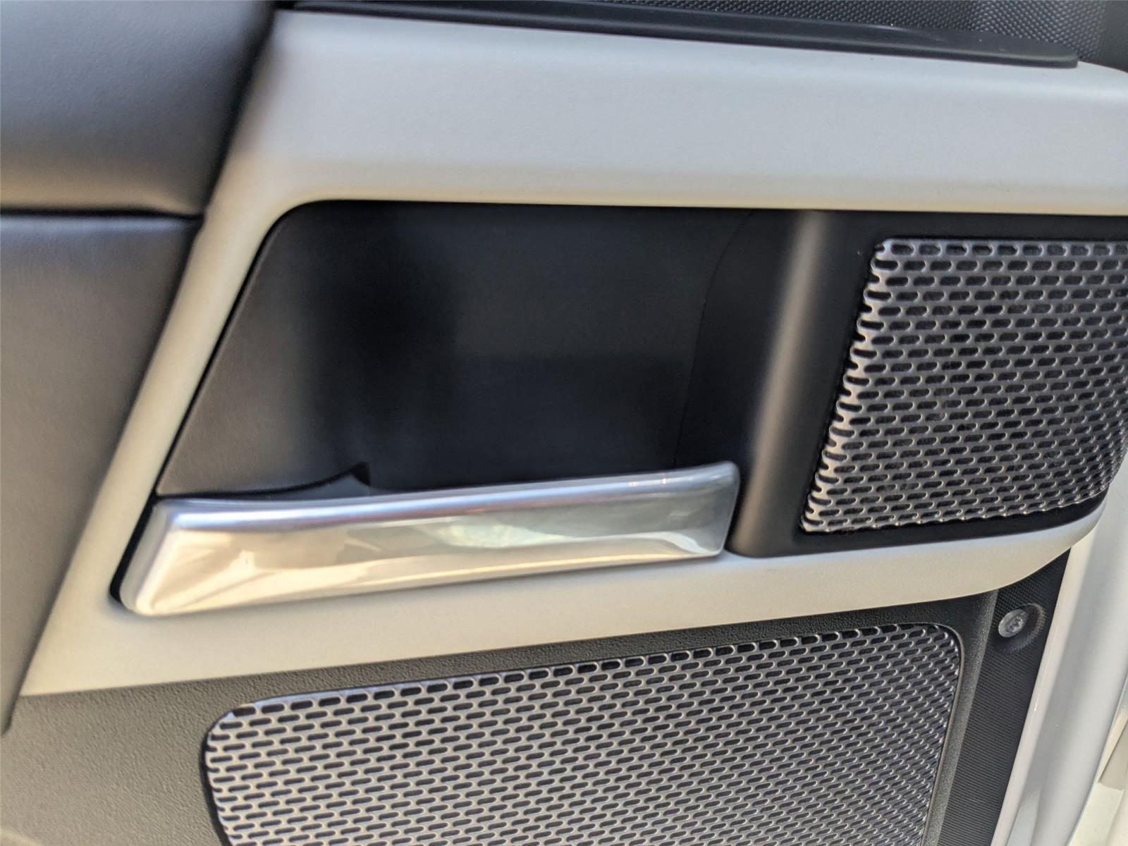 2024 Land Rover Defender X-Dynamic SE photo 23