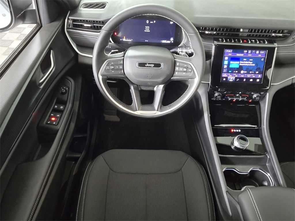 2025 Jeep Grand Cherokee Laredo photo 8