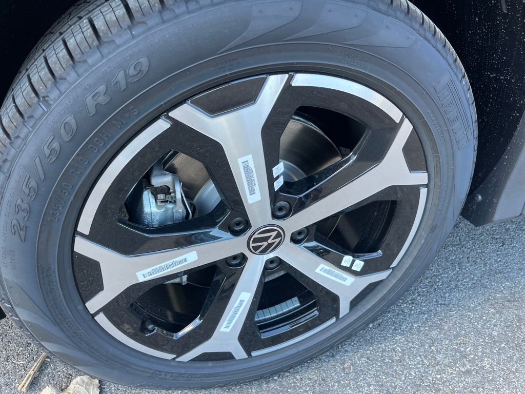 2025 Volkswagen Tiguan SE photo 2