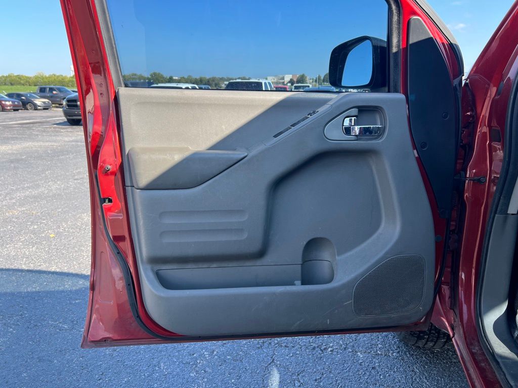 2015 Nissan Frontier SV photo 10