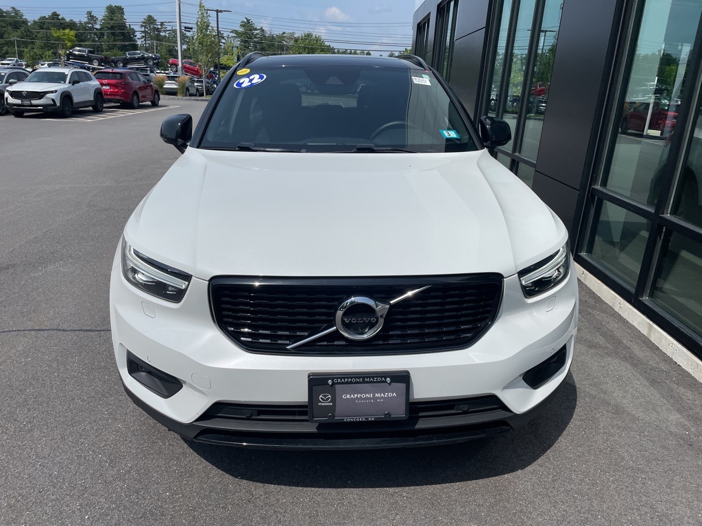 2022 Volvo XC40 R-Design AWD photo 2