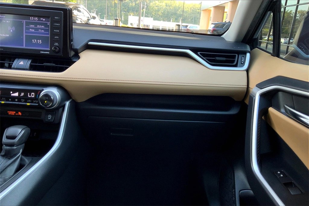 2021 Toyota RAV4 XLE photo 15