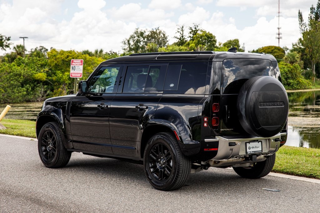 2023 Land Rover Defender 110 S photo 3