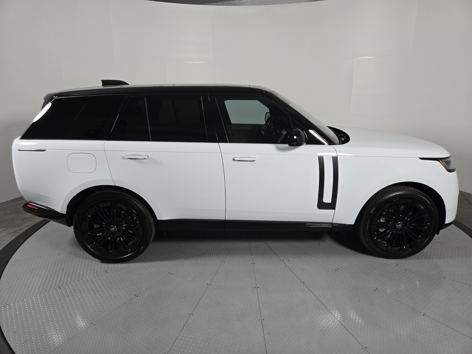 2025 Land Rover Range Rover SE photo 16