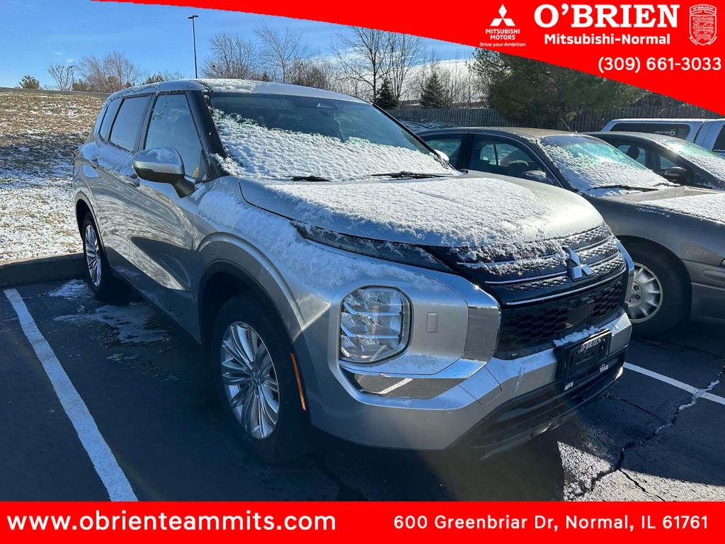 2023 Mitsubishi Outlander ES's photo