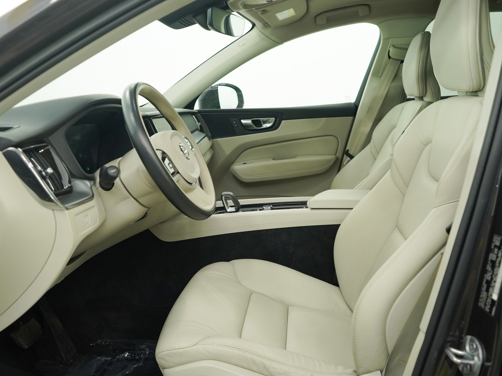 2023 Volvo XC60 B5 Core photo 17