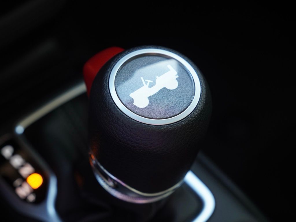 New 2026 Bright White Clear-Coat Exterior Paint Jeep 4-Door Sport S image 17