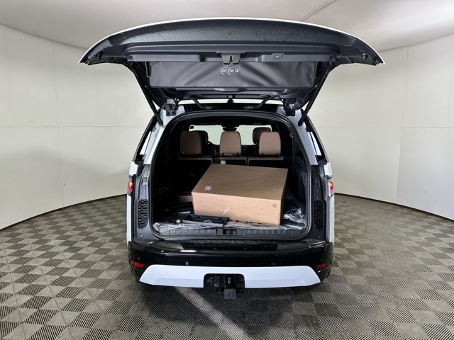 2025 Land Rover Discovery SE photo 6