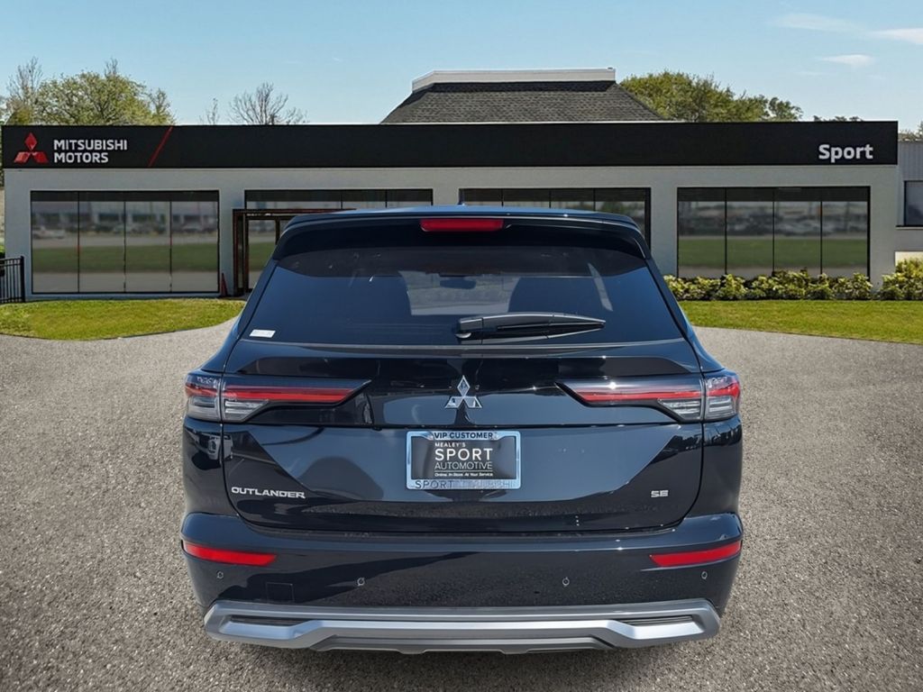 2025 Mitsubishi Outlander SE photo 3