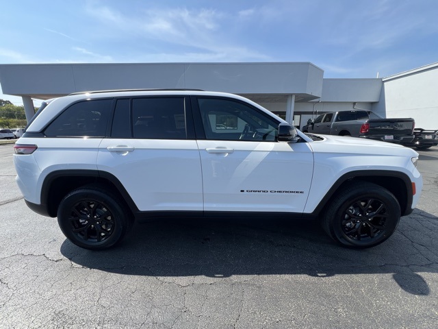 2025 Jeep Grand Cherokee Altitude photo 2