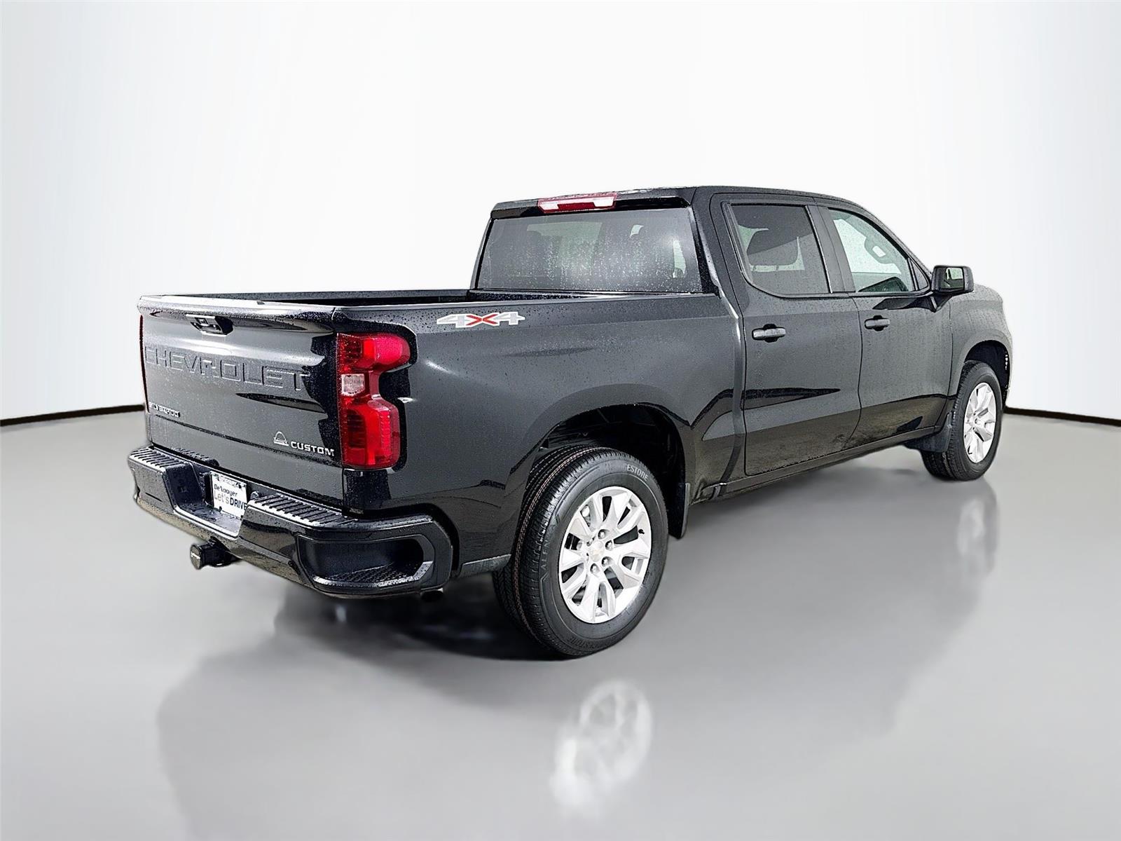 2023 Chevrolet Silverado 1500 Custom photo 3