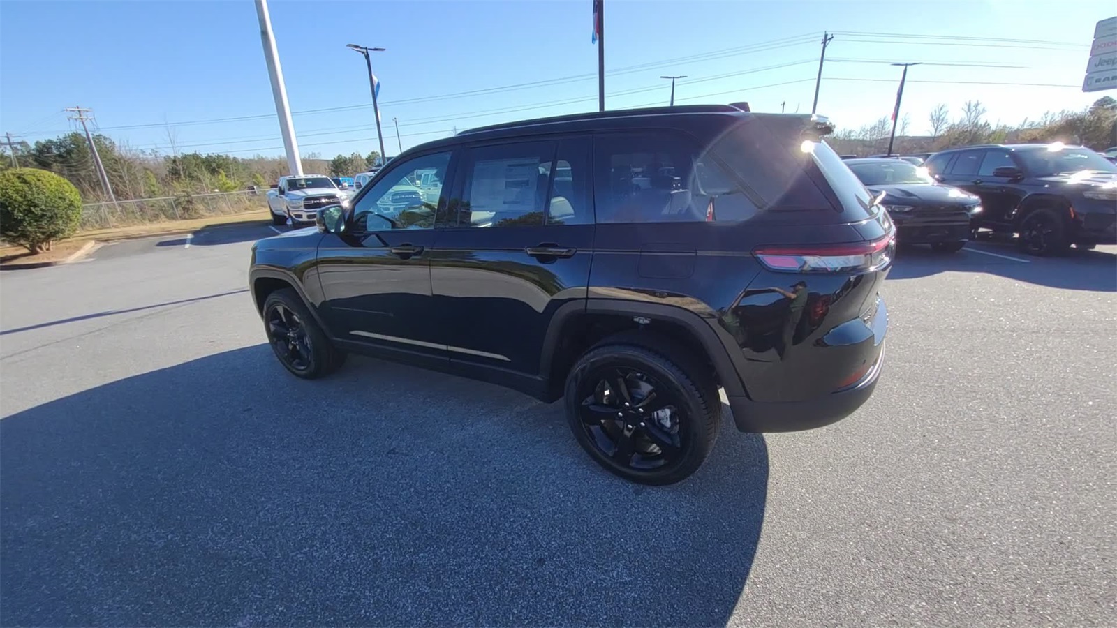 2025 Jeep Grand Cherokee Limited photo 3