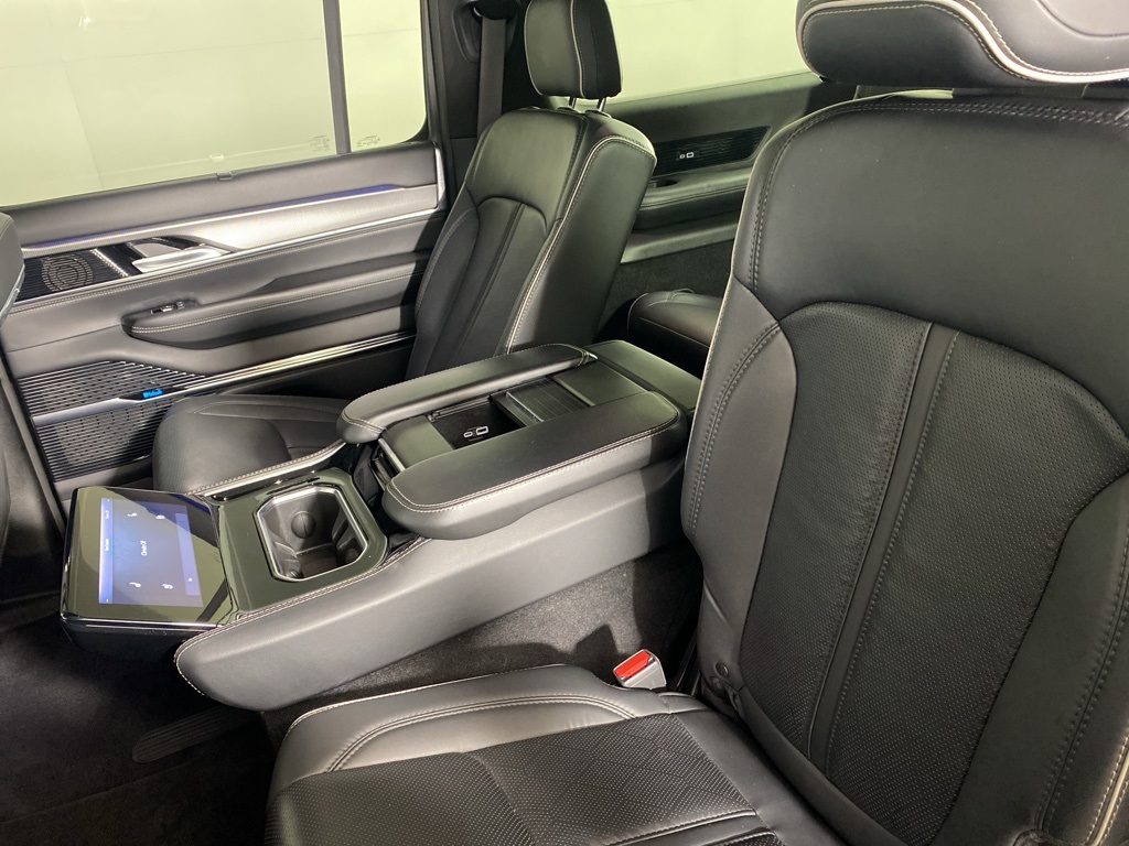 2024 Jeep Wagoneer L Series II Obsidian photo 4