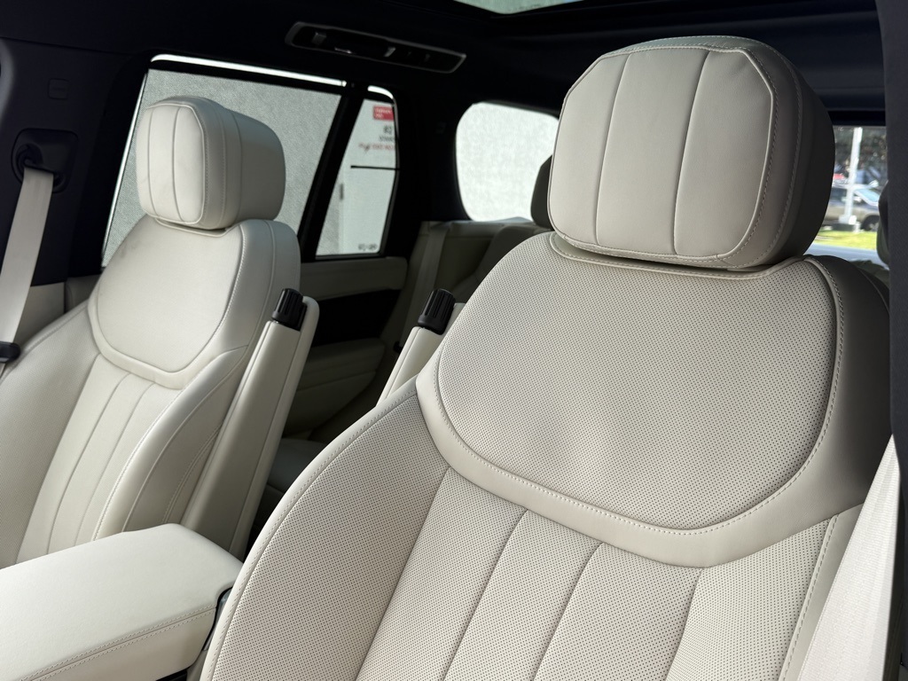 2025 Land Rover Range Rover SE photo 11