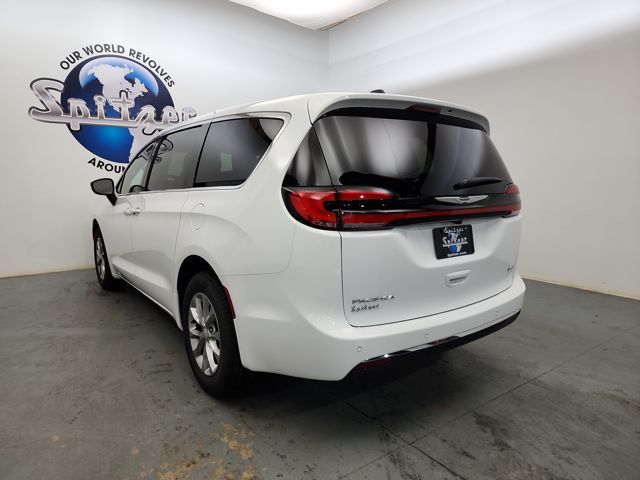 2026 Chrysler Pacifica photo 4