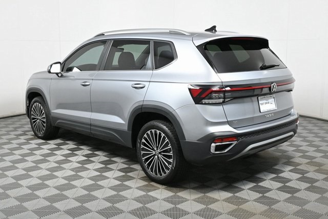 2025 Volkswagen Taos SE photo 4