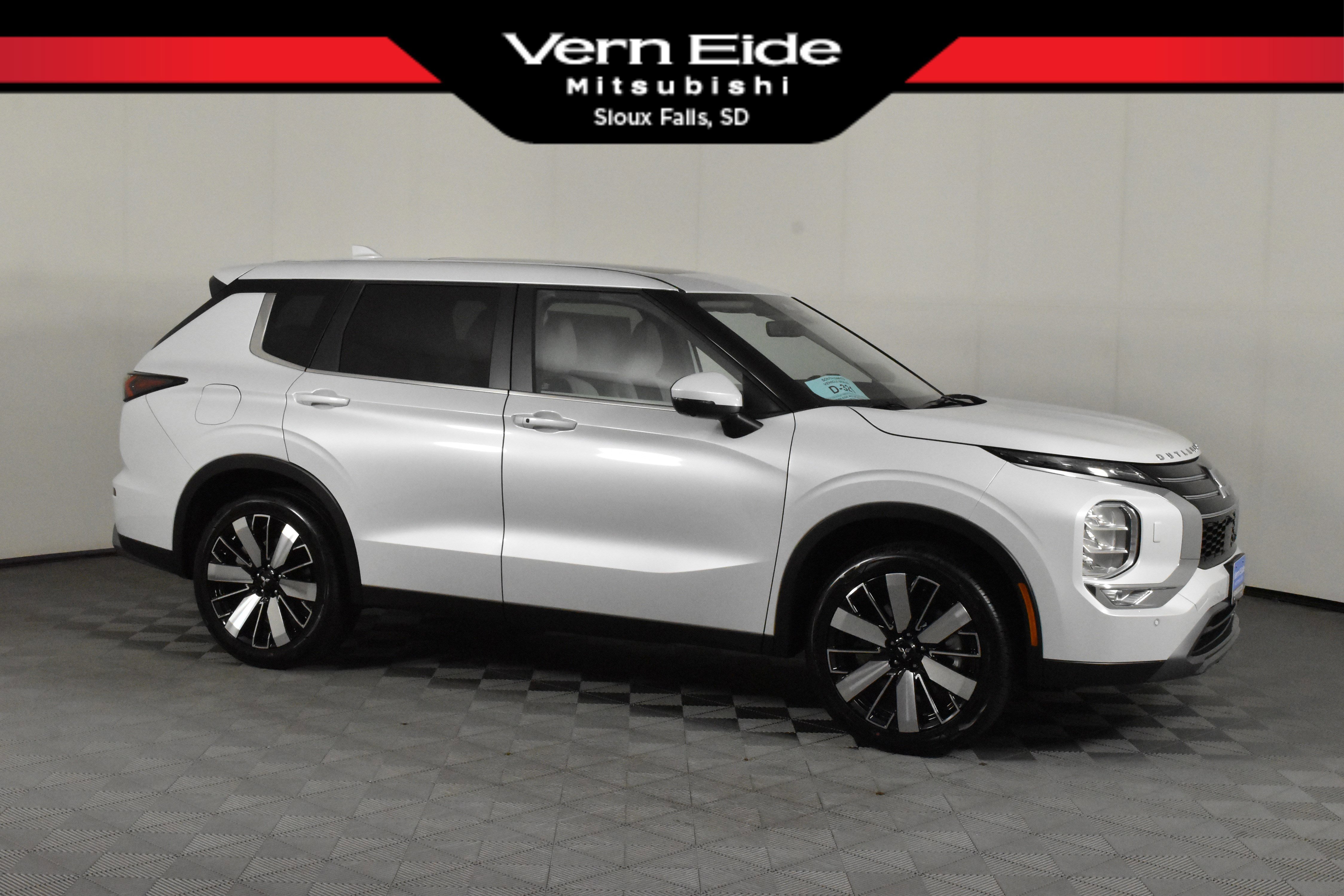 2025 Mitsubishi Outlander SE's photo