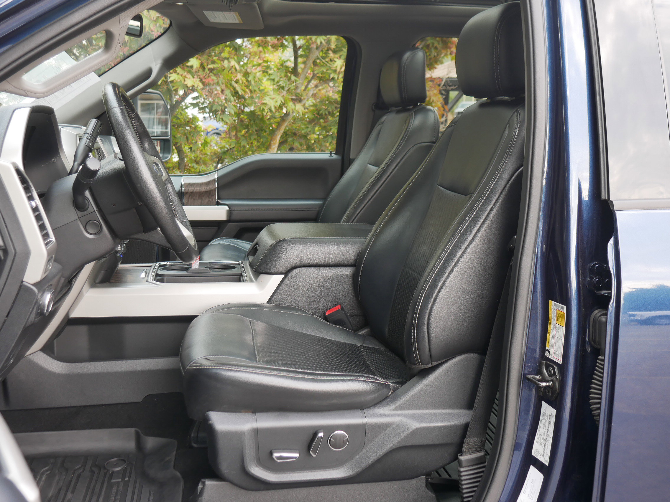 2019 Ford F-350 Lariat photo 2