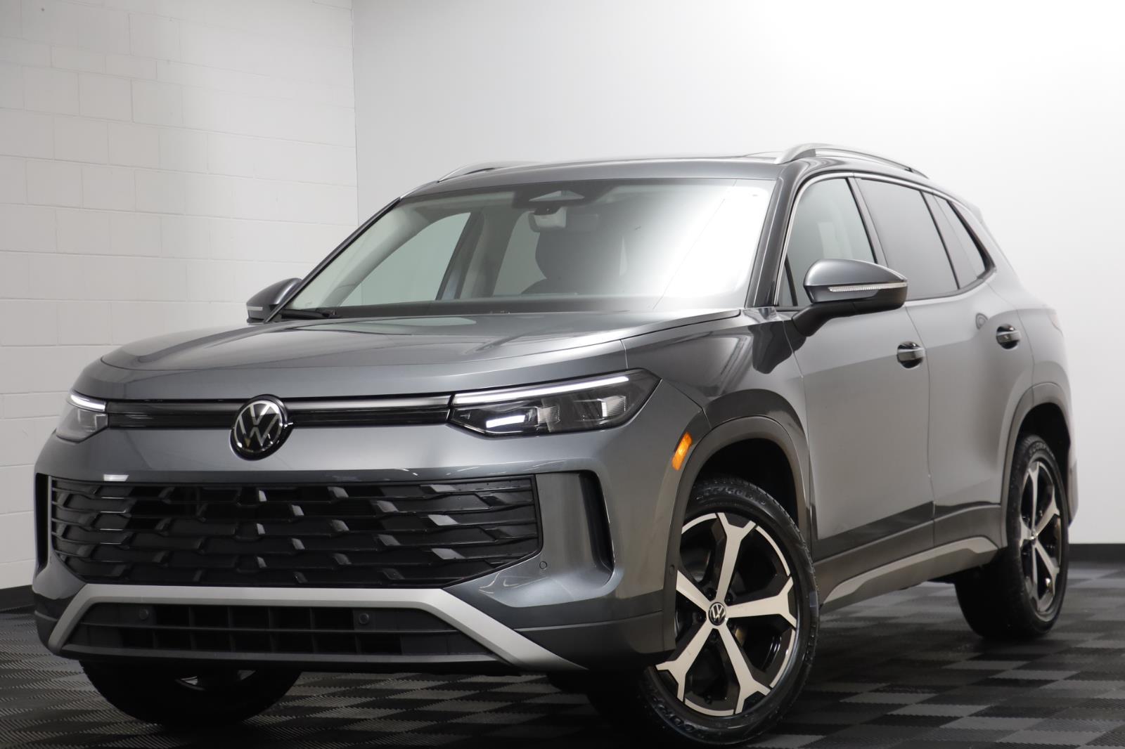 2026 Volkswagen Tiguan SE's photo