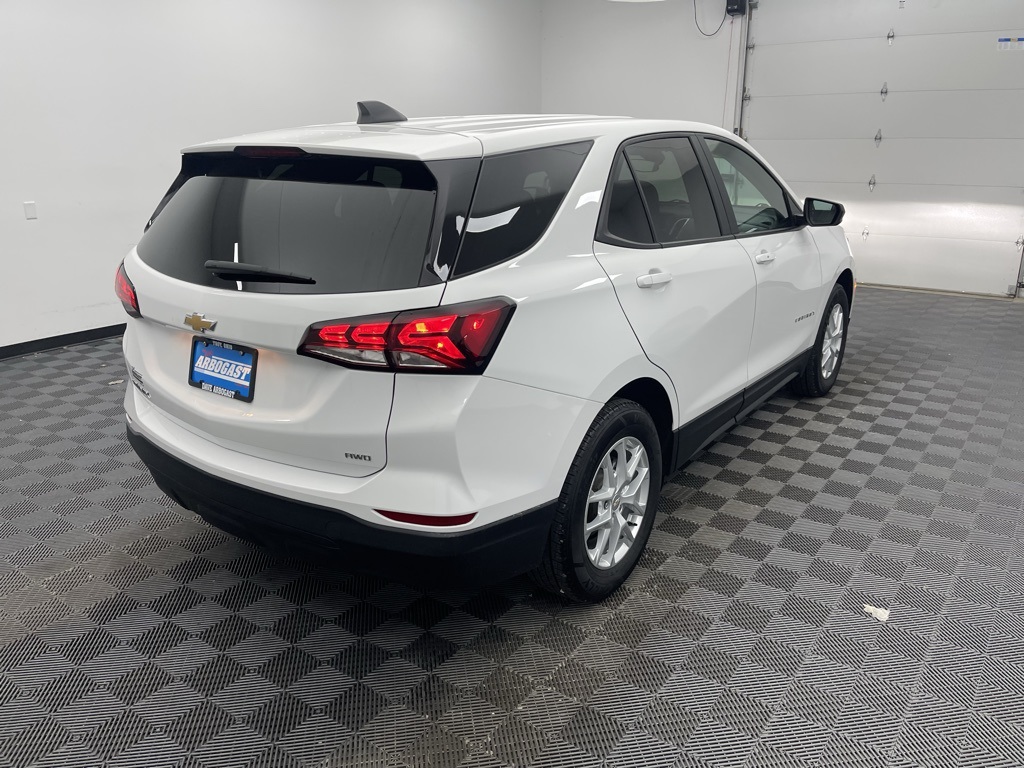 2022 Chevrolet Equinox LS photo 2