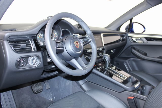 2025 Porsche Macan T photo 4