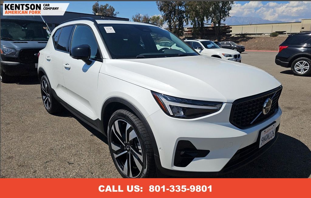2025 Volvo XC40 Plus photo 2