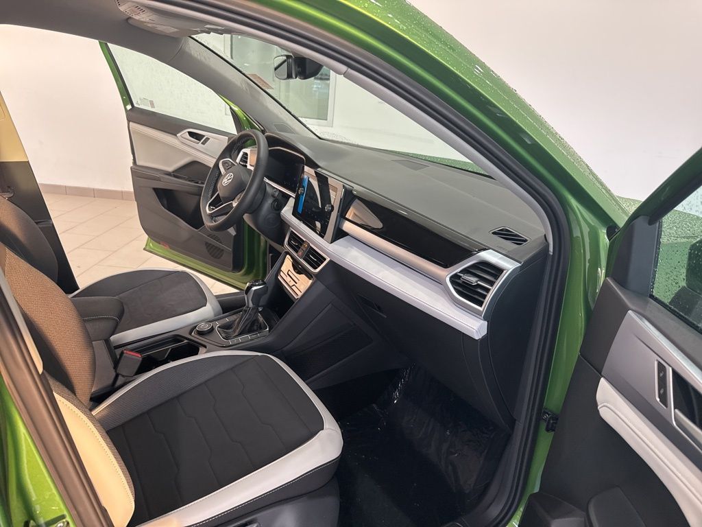 2025 Volkswagen Taos SE photo 12