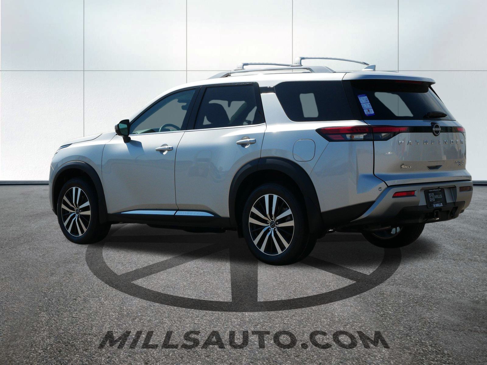 2025 Nissan Pathfinder Platinum photo 3