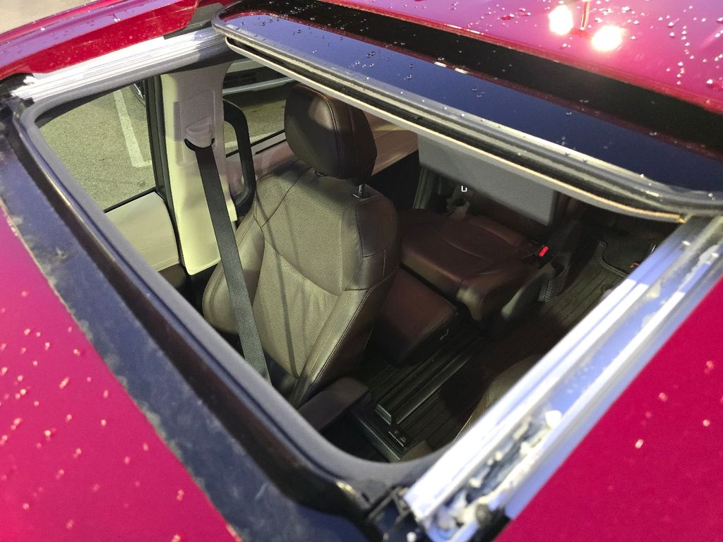 2024 Toyota Sienna Platinum photo 2