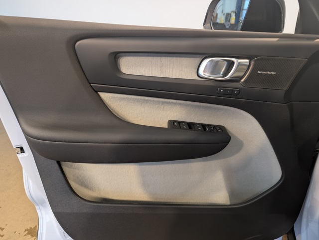 2026 Volvo XC40 photo 8
