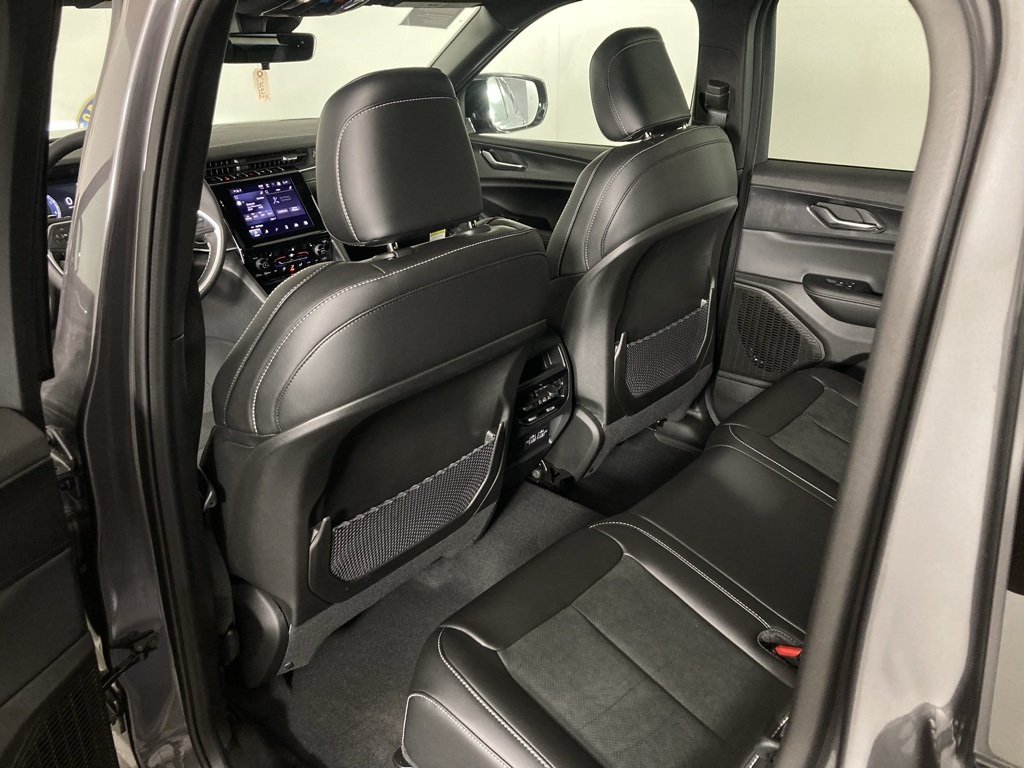 2025 Jeep Grand Cherokee Laredo photo 2