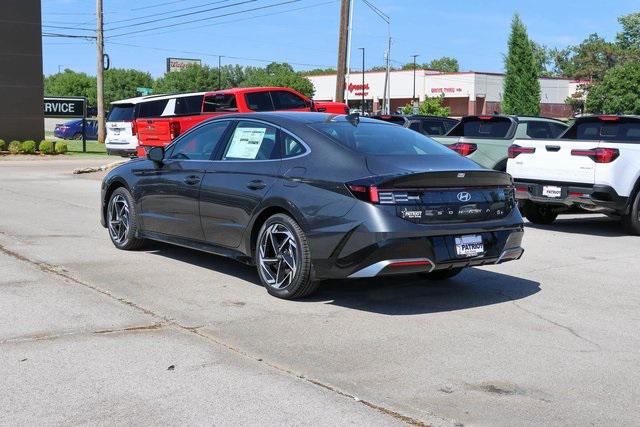 New 2025 Gray Hyundai SEL Convenience image 3