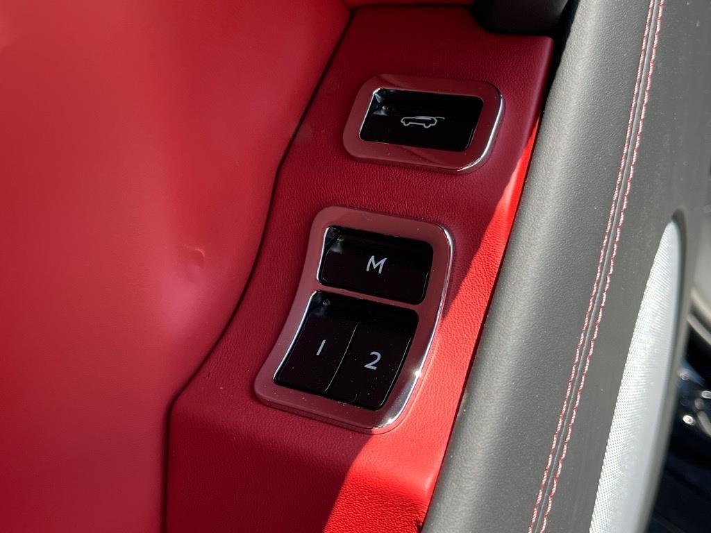 2024 Bentley Bentayga V8 photo 20