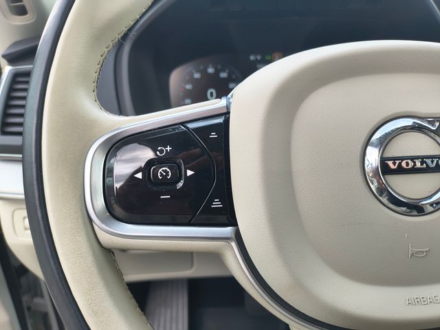 2022 Volvo XC90 T5 Momentum photo 3
