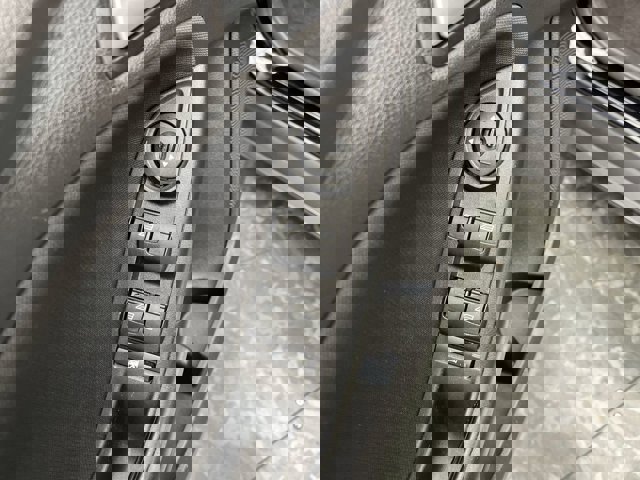 2018 Ford Focus SE photo 2