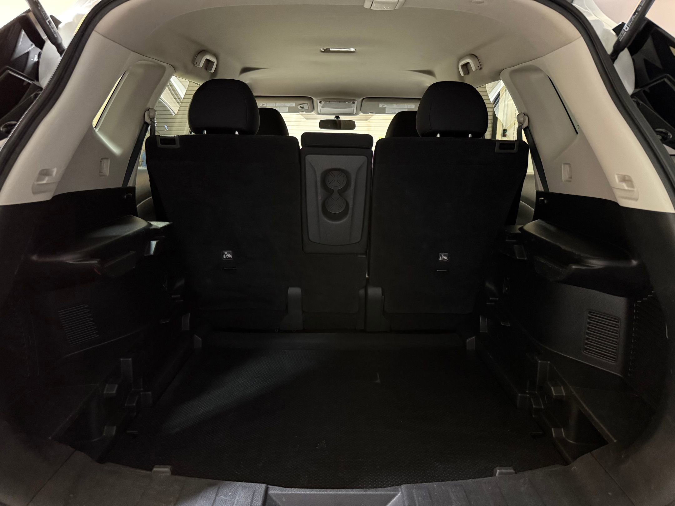 2017 Nissan Rogue SV photo 34