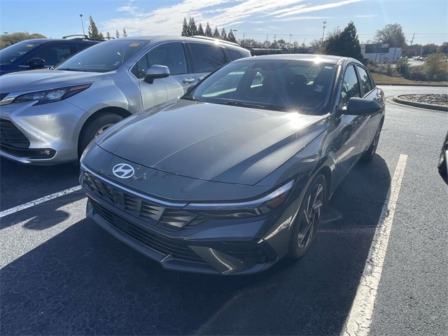 2024 Hyundai Elantra SEL Convenience photo 3