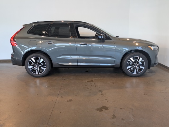 2026 Volvo XC60 B5 Plus photo 5