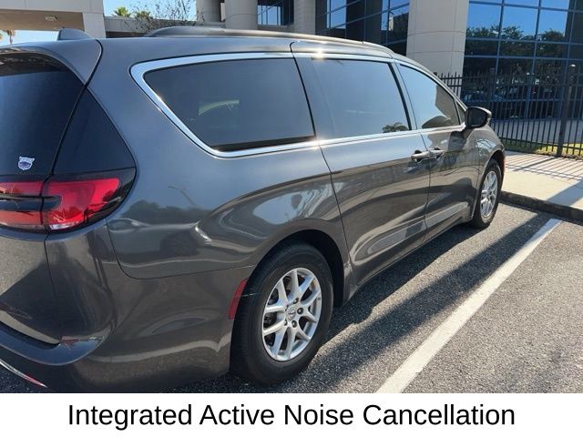 2022 Chrysler Pacifica Touring L photo 4