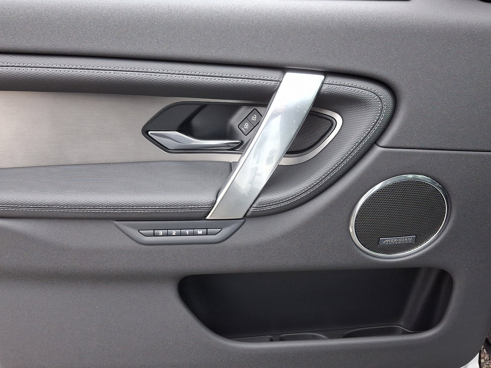 2025 Land Rover Discovery Sport Dynamic SE photo 13